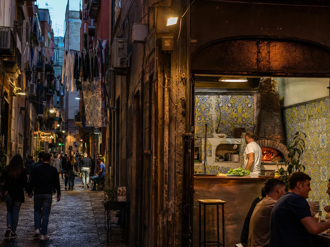 Il vicolo davanti alla pizzeria la sera